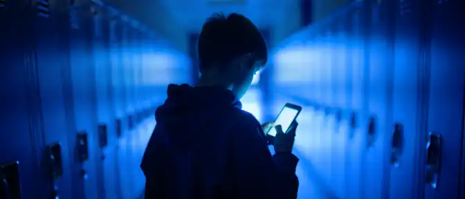 Изменения в поведении и тревожность при использовании смартфона могут указывать на контакт подростка с преступниками
